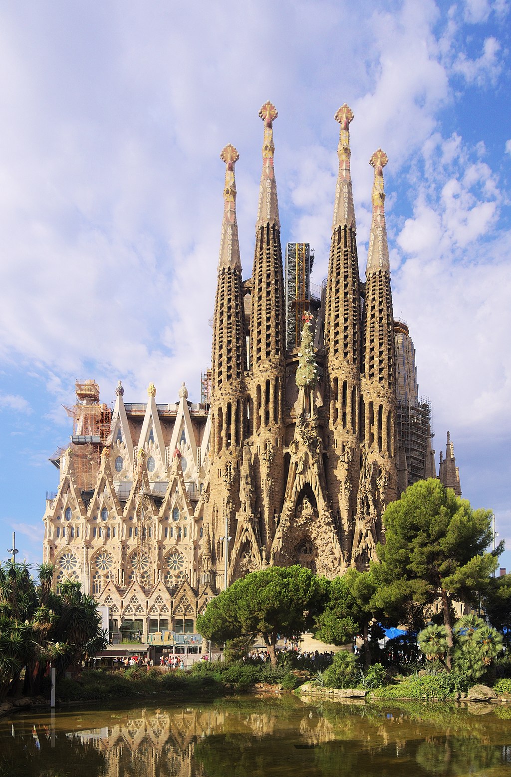 Inicio de la construcci&oacute;n de la Sagrada Familia